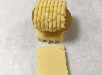 step3: 留意包上尾部餅皮時，剛接上便好，重疊會響外觀及拱起，包好後，可取著餡料的2邊取起，防止弄破餅皮。