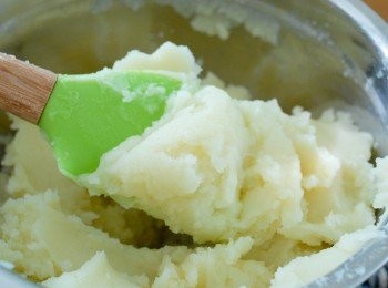 step3: 最後下鹽，黑胡椒粉、牛油及微暖的牛奶拌勻即可