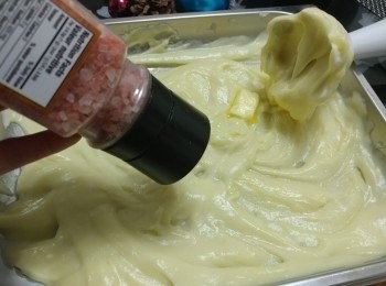 step3: 加入無鹽牛油及適量海鹽攪拌至牛油完全融化