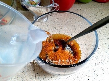 step9: 咖哩汁的材料全部放入杯內加入水拌勻備用