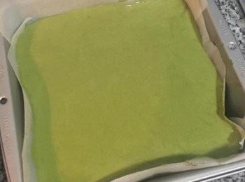 step9: 五分鐘後取出,倒入剩餘的蛋糕糊,均勻抹平表面,略微搖動一下,讓其厚度均勻,進烤箱150-160度烤3分鐘.