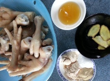 step3: 預備好煮<a href="https://bit.ly/3kLFTWO" target="_blank" data-keyword="雞腳" class="guide-link"><strong>雞腳</strong></a> <span style="display:inline-block;vertical-align:middle;margin-top:-3px;color:initial;border-radius:3px;padding:2px 3px;font-size:12px;line-height:14px;background:#87d300;color:#fff;">即買</span> 材料