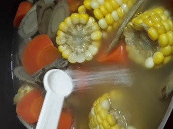 step7: 再較中小火煲90分鐘，落粗鹽調味即可