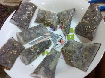 step3: 取出一片薄餅皮，刷上一層蛋汁，然後把紫菜放在表面。
翻轉再刷一層薄薄的蛋汁在薄餅皮上，然後灑上芝麻。