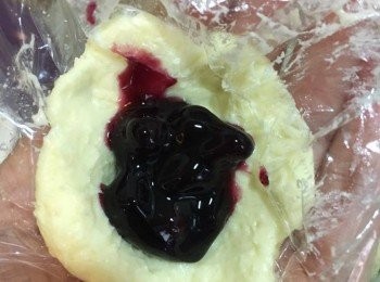 step4: 之後將藍莓醬加入忌廉芝士內，用保鮮紙包成圓球形，放入冰箱冷藏約30分鐘