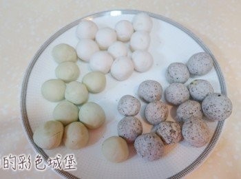 step4: 分成易入口的小丸子後，搓圓。