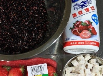 step1: 準備<span class="group_1">食材</span>。紫米和白米洗淨後，泡水泡隔夜；芋頭洗淨後切丁；草莓先不去蒂頭，用流動的水沖洗乾淨。