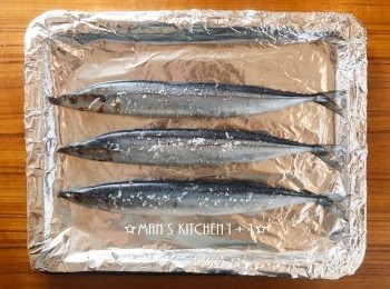 step2: 接著蓋上鋁箔紙放入烤箱用200烤約15~20分鐘後，再掀開鋁箔繼續烤10分鐘。(直到秋刀魚表面沒有水份)