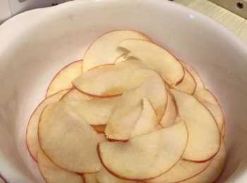 step5: 蘋果切割1/4個，用刨，刨薄片放入碗中，拌入黃糖、雲呢拿香油，把蘋果片放入微波爐中火叮熱30秒變軟，蘋果片排好「一」字，捲起成玫瑰花，