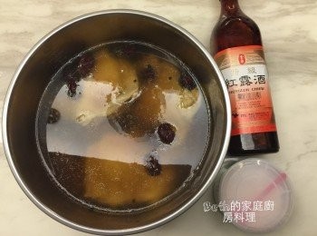 step5: 取出電鍋內鍋，加入紅露酒、鹽，進行浸泡雞腿