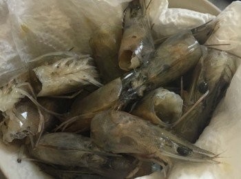 step2: 南薑先切片，檸檬葉洗淨用手撕開，芫荽洗淨，香芧取頭白色部份用刀拍扁讓香味突出，辣椒切片，香菇洗淨後切半，粟米仔切半，蕃茄切件備用