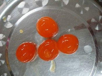 step1: 將咸蛋王加入少許玫瑰露，蒸15mins