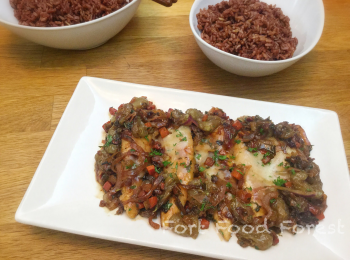 step17: 將芝士鷄柳上碟, 伴上辣味蜜糖青提上碟, 灑上洋芫荽.