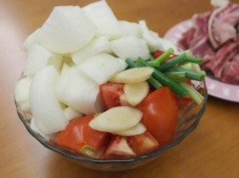 step1: 先將洋蔥.番茄切塊!! 薑切片.蔥切段~~