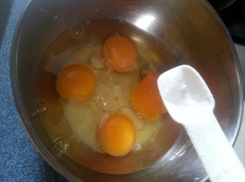 step7: 加入半茶匙鹽入雞蛋內打勻