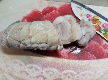 step13: 將雪了一晚的雞卷去除保鮮紙及剪去繩,再斜斜地切薄片
