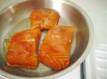 step3: *熱油鍋將魚煎熟，撈起魚後將勝於醃汁放入鍋內加熱淋在魚身上即可。
(蒜片薑片可以捨棄，媽咪留下了蒜片一起放於鍋中加熱)