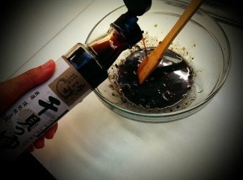 step2: 把芝麻醬.干貝風味醬油露.白醋調合