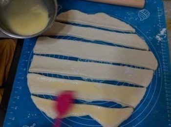 step6: 將<span class="group_2">餡料</span>裡的奶油放置室溫變軟，和練乳混合均勻。平均塗上奶油練乳，重疊後再直切成8-10等份都可。