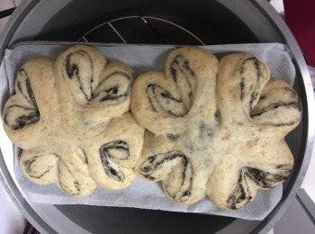 step2: 排出空氣整形~整成任何形狀都可以~這次我嘗試的是可愛的愛心幸運草花捲風~
麵團分成二等份，其中一等份加入黑芝麻粉揉均勻~
開始整成花捲