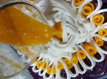 step11: 將芒果蓉淋上椰汁河粉上