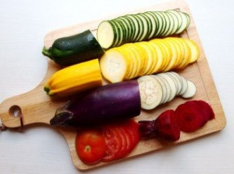 step2: 甜菜根需削除外皮。將所有蔬菜都切成0.2cm的厚度。