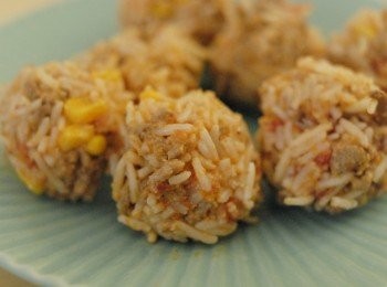 step3: 拿起一小份飯，搓圓