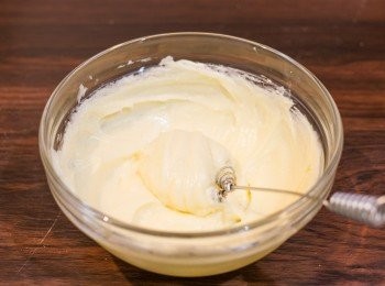 step6: 芝士餡做法：忌廉芝士置於室溫放軟，稍為打散後加入白砂糖和鹽打勻至幼滑狀。