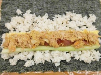 step8: 依序將剛剛準備好的材料擺上^^" 小黃瓜→香腸→蛋皮→鮪魚泡菜