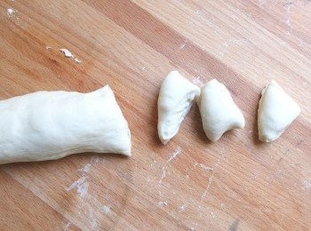 step9: 用刮板將麵糰切割成兩大塊,用雙手將麵糰搓揉成長型狀,不要撒麵粉才容易搓揉成長條狀,再分割成10g的小麵糰