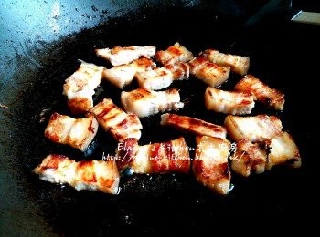 step6: 燒紅鑊 , 將豬腩肉放入鑊中用中火煎至兩面微黃色