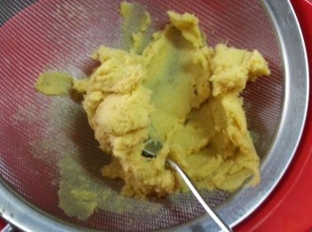 step13: 再做蛋糕體裝飾:先將黃蕃薯洗淨去皮切粒,大火蒸15分鐘,壓碎後過篩