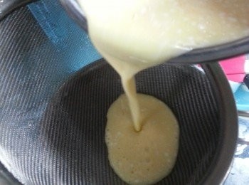 step5: 將麵糊過兩次篩,要令麵糊沒有粉粒