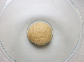 step6: 先用手大約混合均勻再將冷水倒入用手攪拌5-6分鐘,成為一個均勻柔軟的麵糰即可(麵糰不要太硬)。 將麵糰放在盆裡蓋上保鮮膜,醒置30~40分鐘。