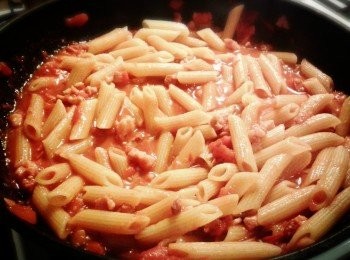 step4: 加入斜管麵及兩湯匙煮麵的水，拌勻，灑上起司即成！