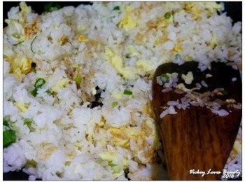 step4: 利用剛才炒蛋的鍋子來炒白飯：白飯拌鬆之後，放入剛才炒好的蛋 蔥末及醬油之後，拌炒至均勻後盛起備用