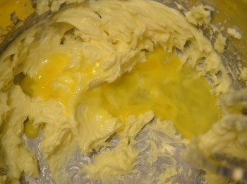 step4: 再將蛋液分3次加入，每次加入後都須充分攪拌均勻。