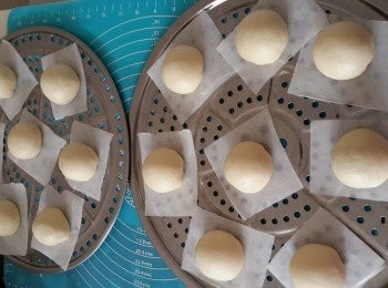 step8: 將所有的麵團，重复做法6&7，直至麵團包好紅豆蓉，平均放於蒸碟上