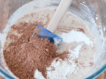 step4: 再篩入麵粉、可可粉和泡打粉，輕力拌勻