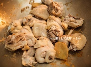 step3: 接著倒入雞肉，並稍微拌炒至表面略為金黃。