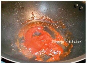 step4: 倒去鑊中嘅油，落汁料，可加少少鹽調味，小火煮滾，用生粉水打芡至杰身，開中火，豬柳放入去汁料中兜均，拌入芝麻熄火就可以啦～