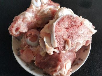 step1: 豬膝骨，用 2片薑出水去腥備用