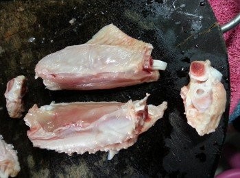 step1: 急凍<a href="https://bit.ly/3zHU5V3" target="_blank" data-keyword="雞翼" class="guide-link"><strong>雞翼</strong></a> <span style="display:inline-block;vertical-align:middle;margin-top:-3px;color:initial;border-radius:3px;padding:2px 3px;font-size:12px;line-height:14px;background:#87d300;color:#fff;">即買</span> 解凍洗淨後,先斬去頭尾硬骨部份,再斬開兩邊成單骨