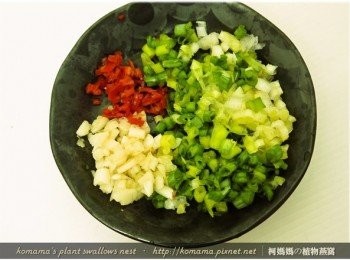 step3: 青蔥、辣椒洗淨後，與蒜頭切成丁狀後，放置於盤中備用。