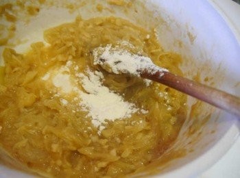 step7: *以及2大匙麵粉攪拌均勻。