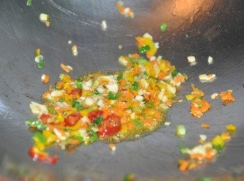 step7: 再用1大匙油將爆香料大火拌炒爆香，加入胡椒粉拌炒