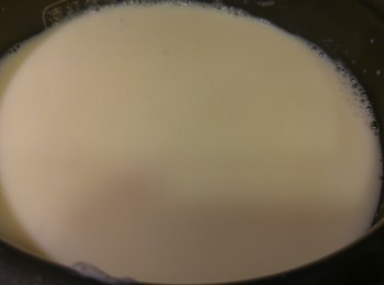 step6: 如果預熱器皿時間過長,請再次加熱豆漿,如手腳快則不需要,可順便消除豆漿表面泡沫,撞出來的豆腐花會更靚。