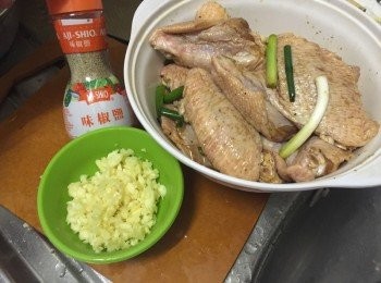 step1: <a href="https://bit.ly/3zHU5V3" target="_blank" data-keyword="雞翼" class="guide-link"><strong>雞翼</strong></a> <span style="display:inline-block;vertical-align:middle;margin-top:-3px;color:initial;border-radius:3px;padding:2px 3px;font-size:12px;line-height:14px;background:#87d300;color:#fff;">即買</span> 先解凍，用溫水沖洗，瀝乾再用廚房紙印乾水份，以醃料醃至少半小時或以上，蒜頭切蓉