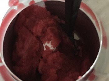 step7: 取出冷凍的血橙糖水，放入雪糕機攪拌20分鐘，直至凝結成雪葩。