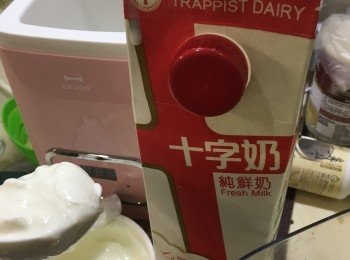 step2: 用長匙羹將100g 乳酪加入原盒1L 鮮牛奶，輕攪數下